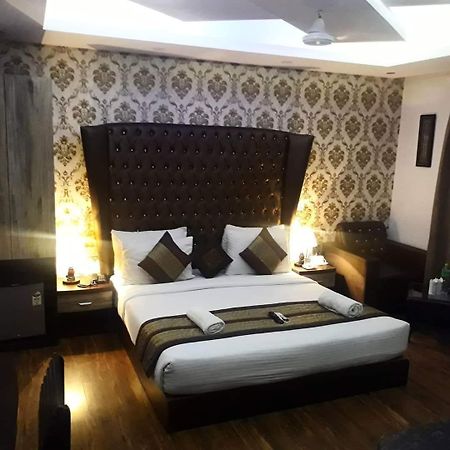 Hotel Waterfall Делі Екстер'єр фото