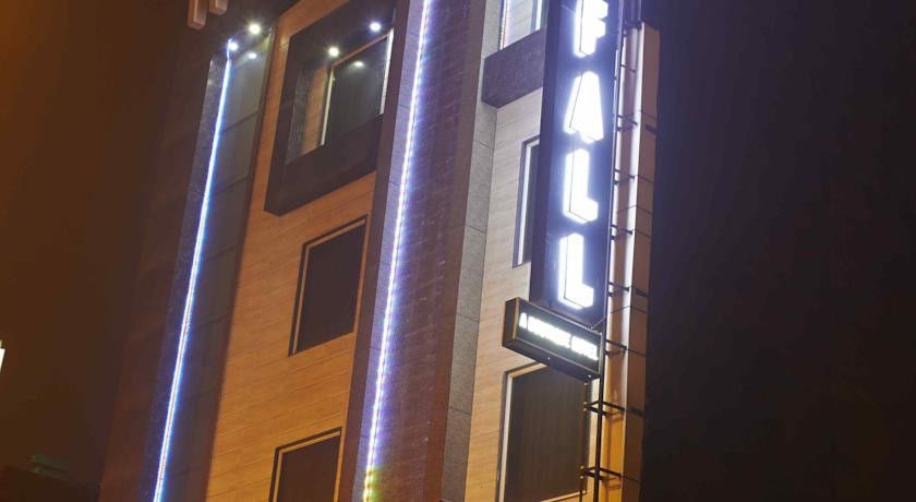 Hotel Waterfall Делі Екстер'єр фото