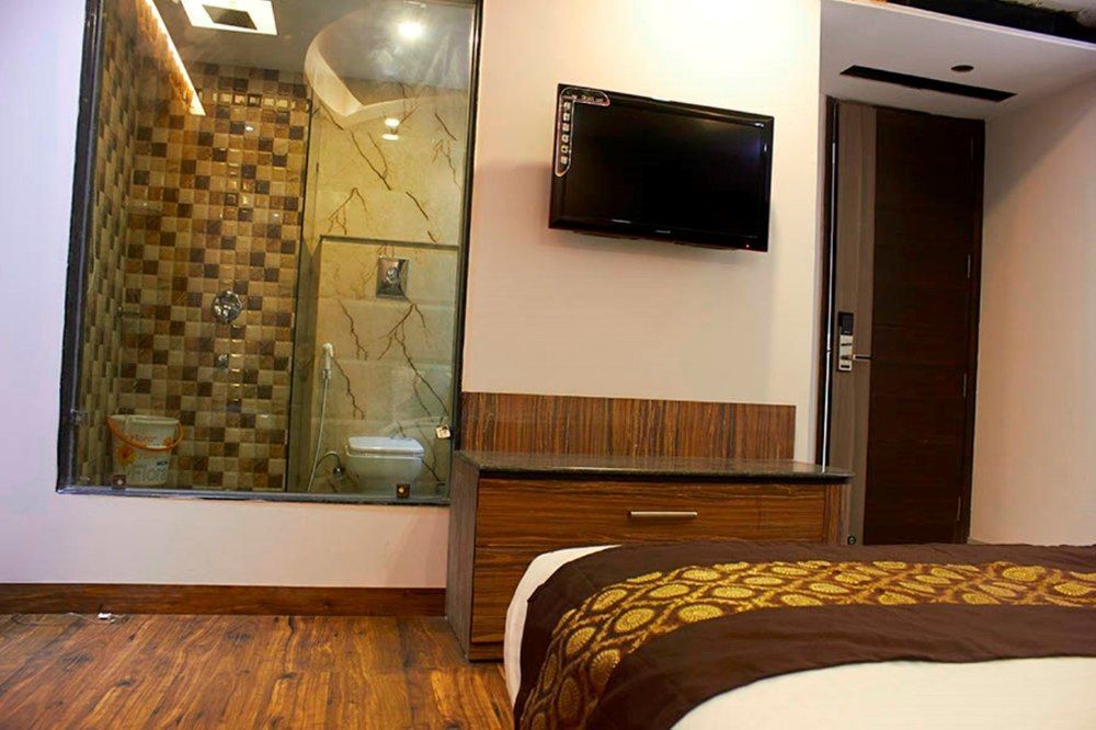 Hotel Waterfall Делі Екстер'єр фото
