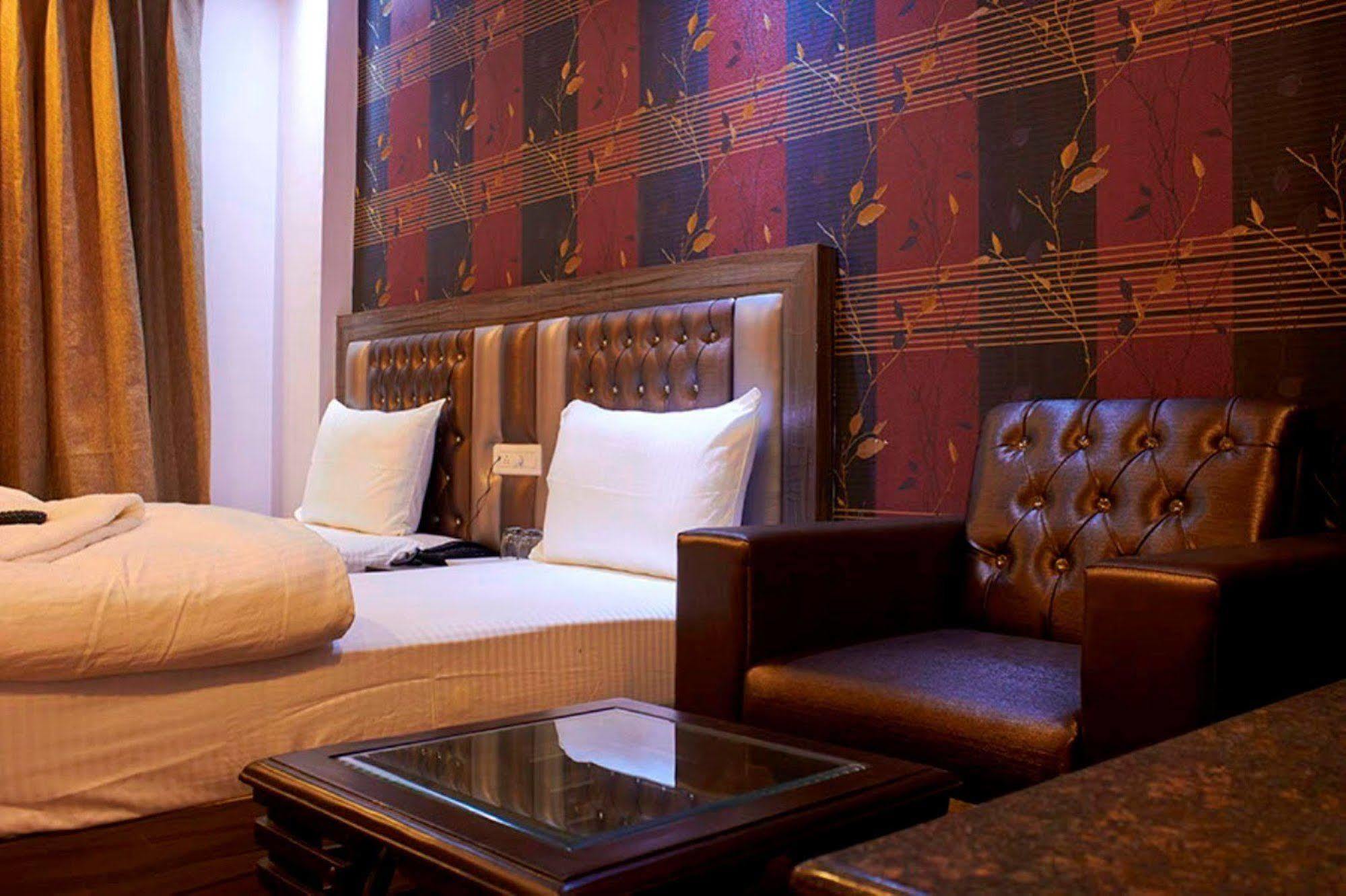 Hotel Waterfall Делі Екстер'єр фото