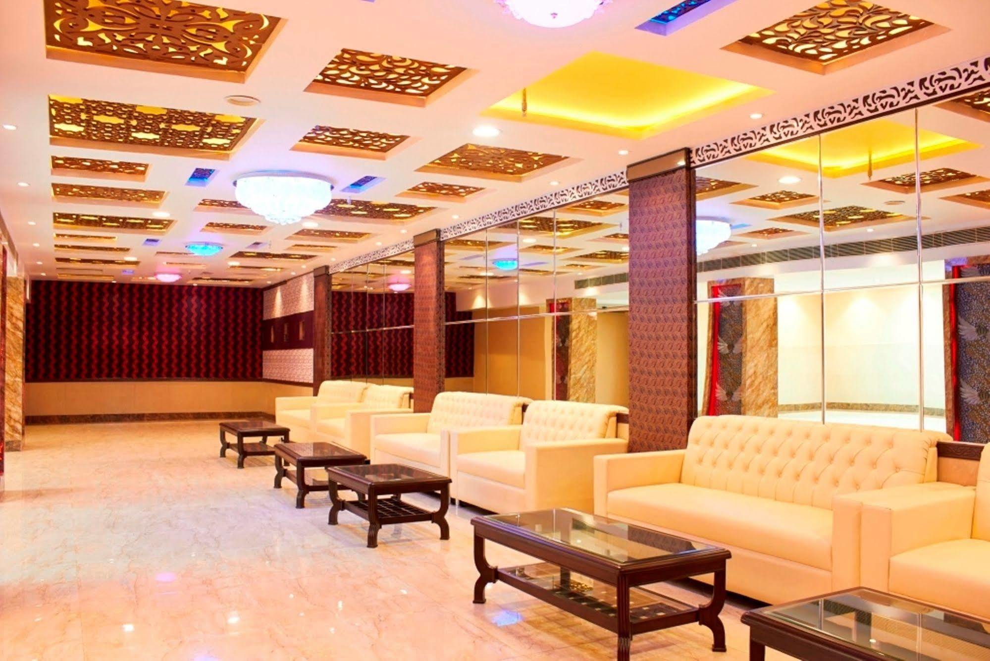 Hotel Waterfall Делі Екстер'єр фото