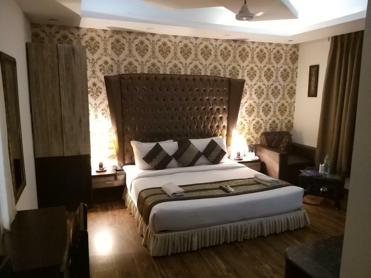 Hotel Waterfall Делі Екстер'єр фото