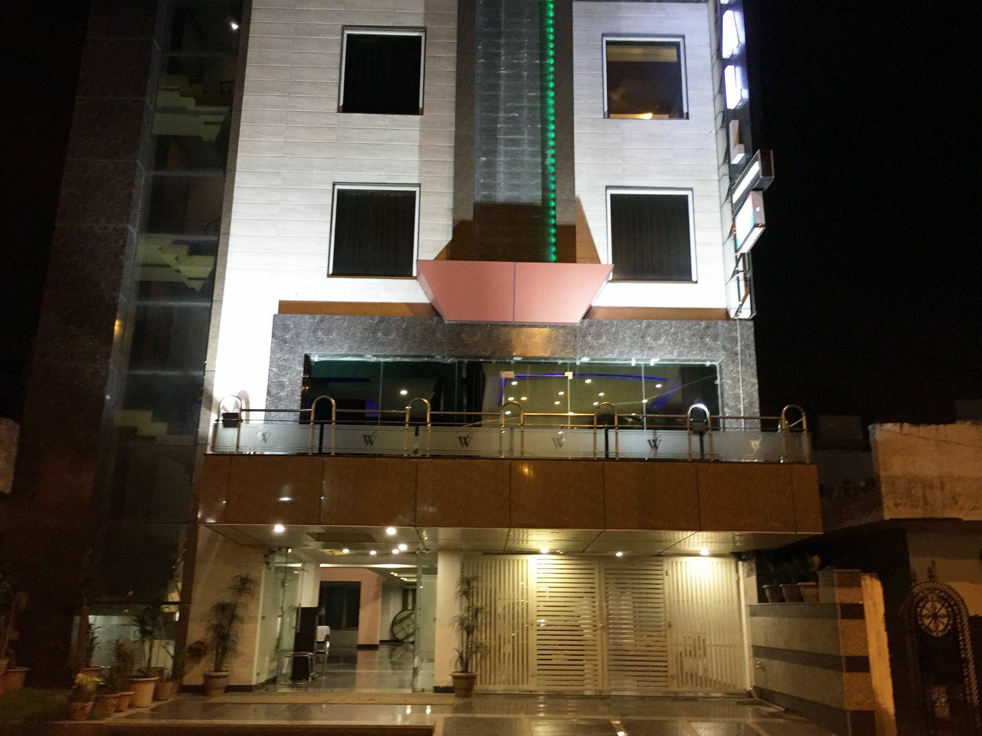 Hotel Waterfall Делі Екстер'єр фото