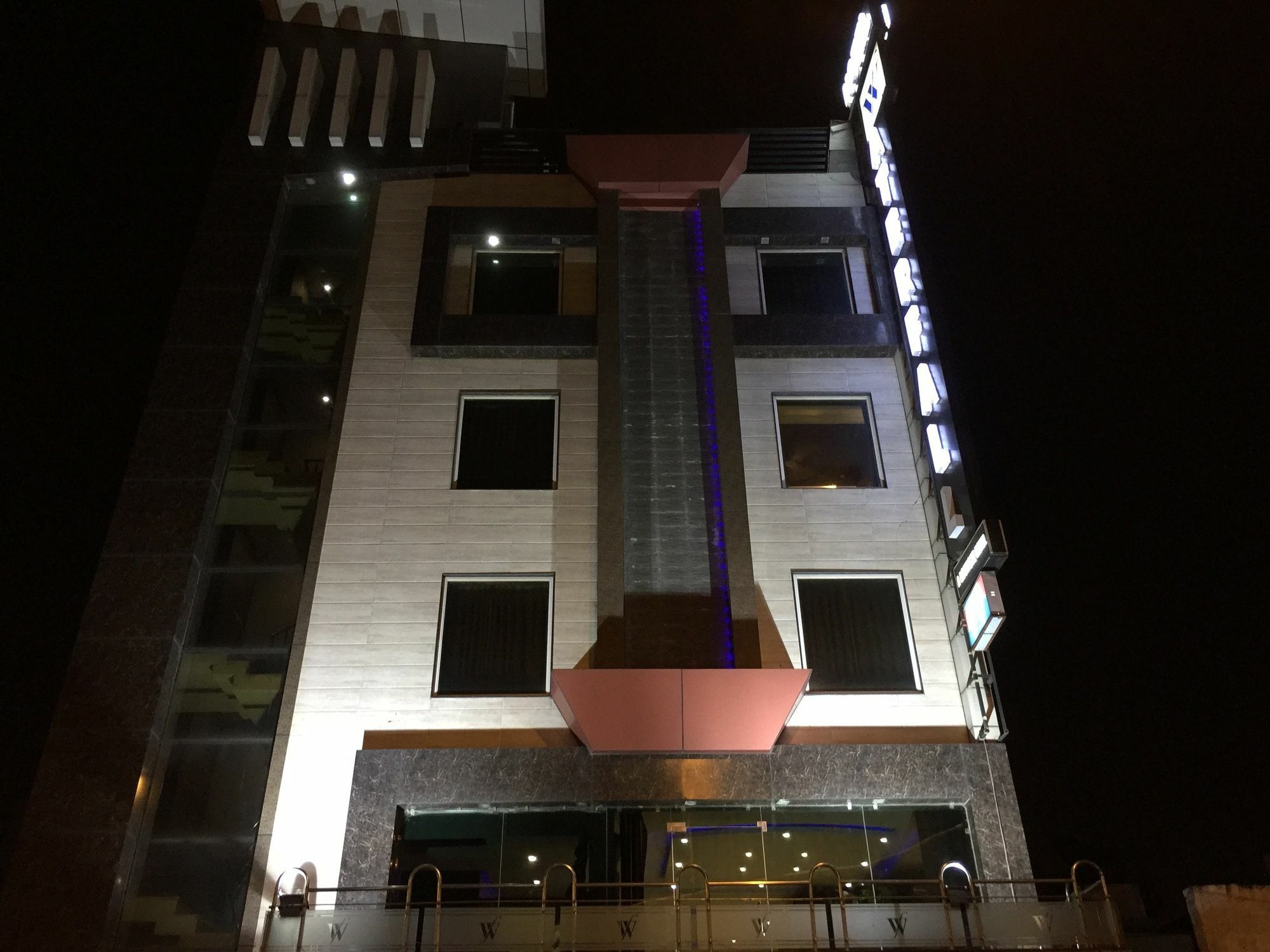 Hotel Waterfall Делі Екстер'єр фото