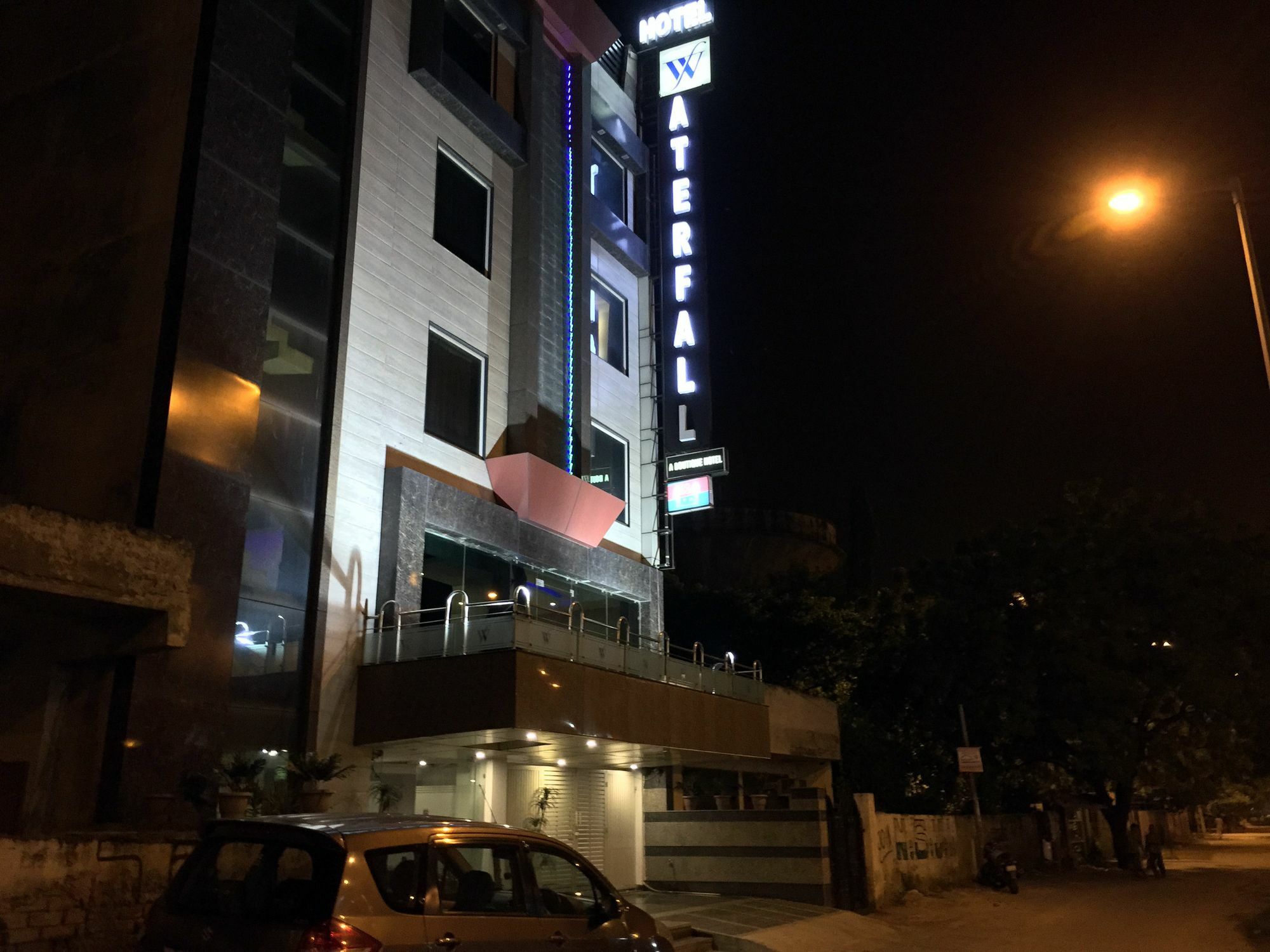 Hotel Waterfall Делі Екстер'єр фото