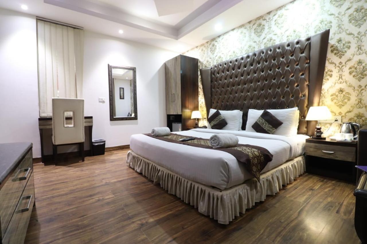 Hotel Waterfall Делі Екстер'єр фото