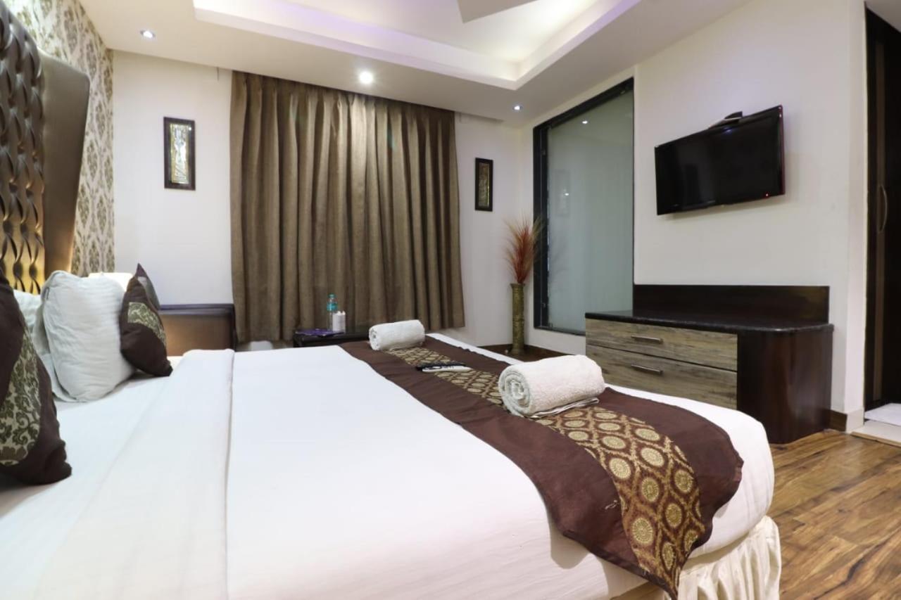 Hotel Waterfall Делі Екстер'єр фото