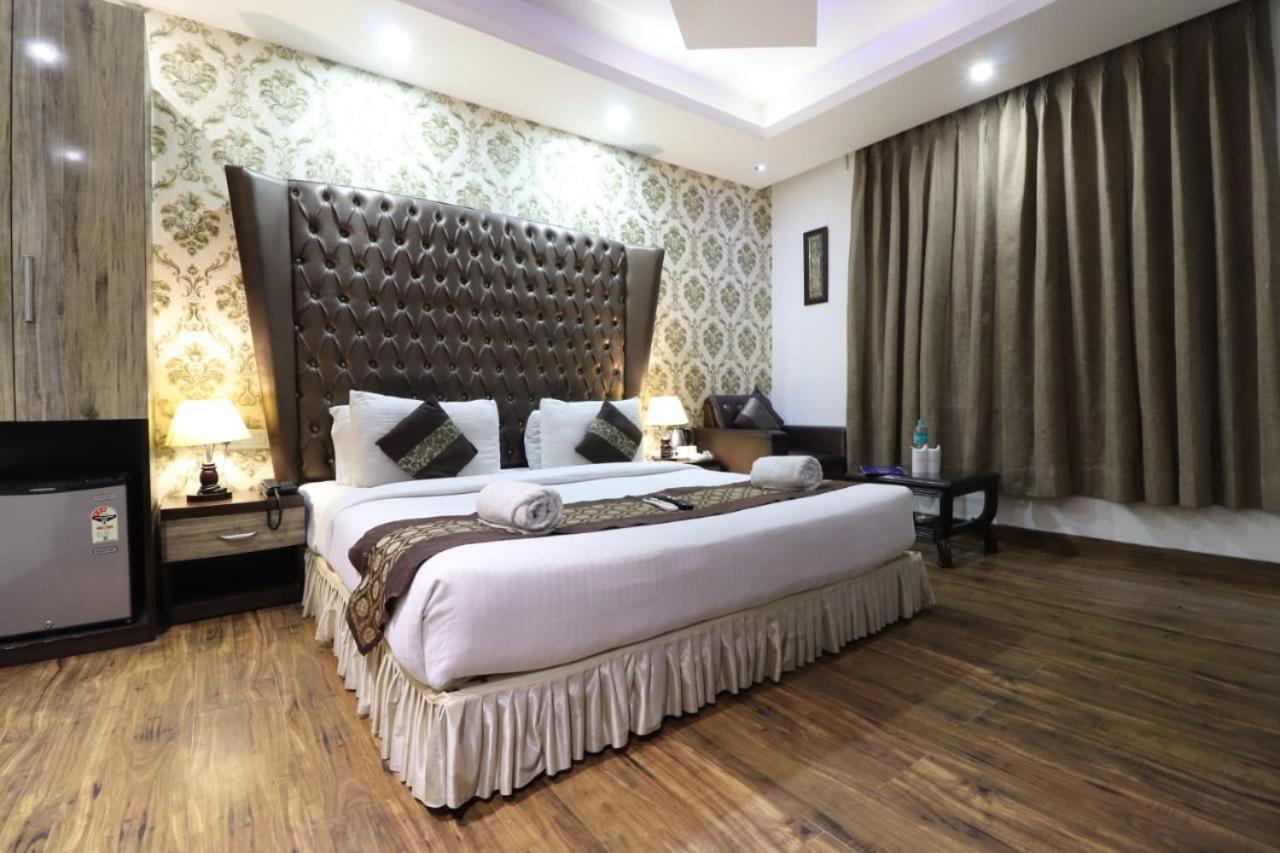 Hotel Waterfall Делі Екстер'єр фото