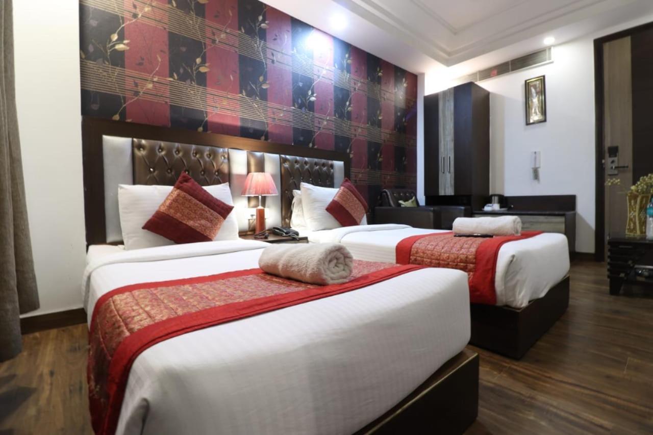 Hotel Waterfall Делі Екстер'єр фото
